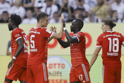 Sadio Mané (d) celebra su primer gol oficial con el Bayern Munich en la goleada 1-6.