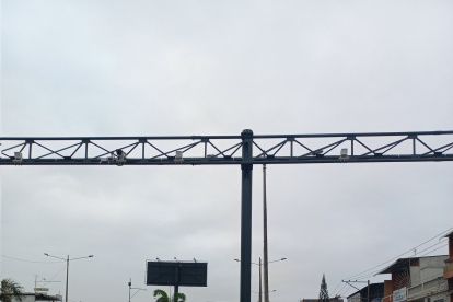 Evidencia. La base está colocada entre la calle y la vereda.