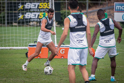 Bruno Piñatares (i), volante de Barcelona, será titular el domingo frente a Mushuc Runa.