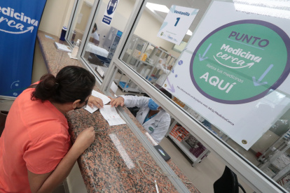 Alexandra Marín recibe una explicación sobre el sistema en la farmacia del hospital Monte Sinaí, donde también se sigue entregando medicinas a los pacientes.