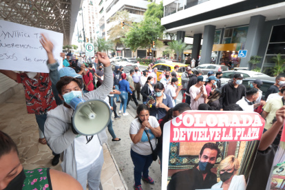 El Observatorio ciudadano para vigilar la transparencia de la función pública a través de su coordinador Ab. Joselito Arguello, pone una denuncia en la Fisaclia de la Merced en contra de Cynthia Viteri y su  administración por peculado, mientras manifestantes apoyan y reclaman transparencia en su gestión en las afueras de la Fiscalia. Agencia (ag-extra)