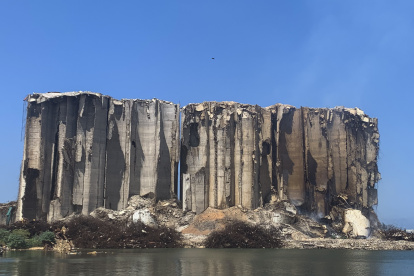 Los silos del puerto de Beirut con un incendio activo en su parte inferior, está camino a desaparecer. EFE/ Naomi Jaboys