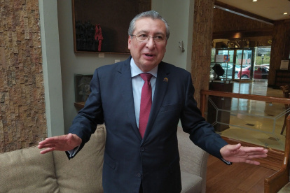 Cabrera tiene una maestría en Gerencia de Sistemas. Ha sido funcionario en entidades públicas como el Banco Central, la Agencia Nacional del Tránsito y el extinto Tribunal Supremo Electoral.