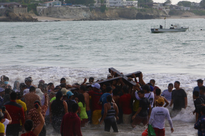 Baño de la Cruz. Cada Martes Santos se efectúa en Ballenita.