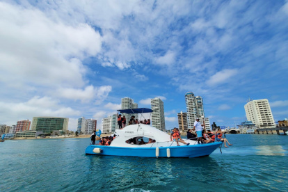Diversión. Familias enteras dedican sus fines de semana a ver a los cetáceos en medio del mar.