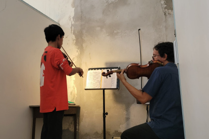 Malas condiciones. Los estudiantes y docentes deben hacer ‘malabares’ para que la música no se detenga.