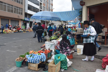 Ambato. Una creciente informalidad rodea los mercados de la ciudad, sin que las autoridades hayan podido ordenarla.