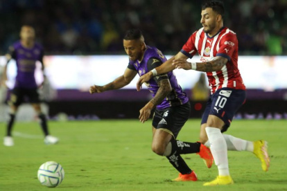 Jefferson Intriago (d), volante del Mazatlán, en el duelo ante Chivas.