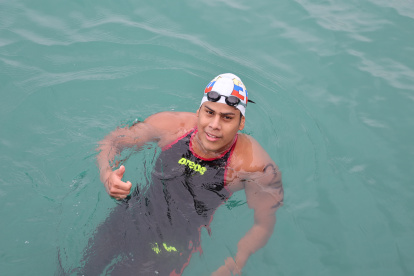 David Farinango, nadador ecuatoriano, con el pulgar en alto tras la victoria en la Copa Pacífico de Salinas.
