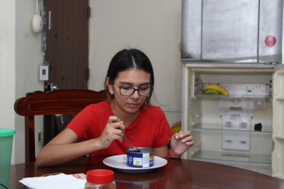 Estos jóvenes toman costumbres no saludables, como dormir menos horas, trabajar más y no alimentarse bien, para así ahorrar dinero.