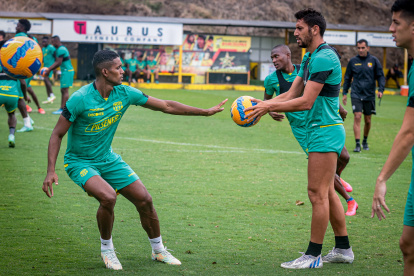 Fidel Martínez (i) y Bruno Piñatares, jugadores de Barcelona, estarán en cancha desde el inicio en el cotejo de esta noche frente al Mushuc Runa, que se disputará en el estadio Christian Benítez.