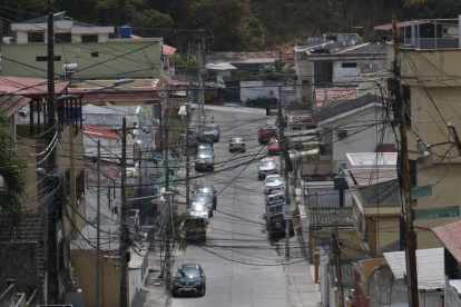 Desorden. Desde lo alto se puede observar el mal estado del cableado.
