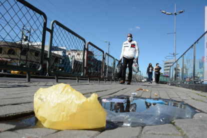 Mezclados. En El Recreo, al sur, la gente camina entre los desechos.