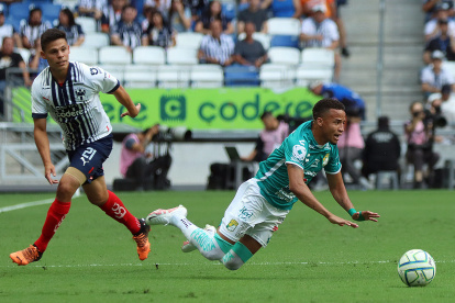 Byron Castillo (d), lateral tricolor del León, cae en una acción del encuentro.