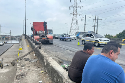 No se registran muertos, y el conductor presenta heridas leves. Hay daños a la calle y parte de la vía.