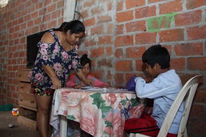 Desde su casa, Cristhoper y Aleisha quieren cumplir con sus tareas, en medio de tantas dificultades. Su madre los apoya.