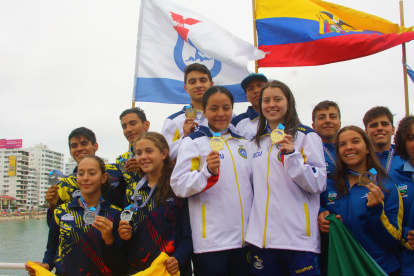 Los deportistas nacionales Josselyn Bermeo, Victoria Abad, Babbit Colin y Tommy Guevara festejaron tras haber obtenido el primer lugar para el país en la prueba de relevos.