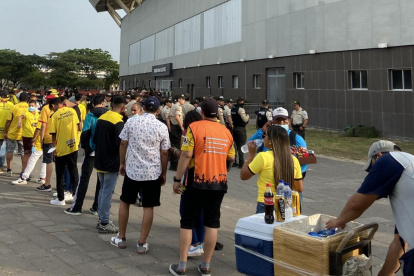 Los hincha de Barcelona ingresando al estadio Christian Benítez.