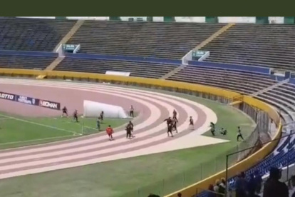 Los hinchas del Deportivo Quito invadieron la cancha del estadio Atahualpa.