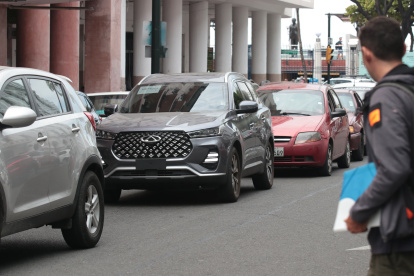 Abuso. Muchos autos sin las láminas circulan con un documento provisional, sin embargo, este solo tiene vigencia de 120 días.