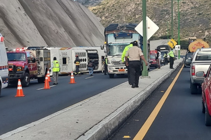 Imagen del bus que se volcó en esta vía.