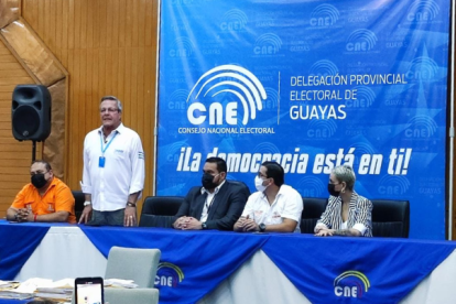 Jimmy Jairala llena los formularios de aceptación de la candidatura a la alcaldía de Guayaquil.