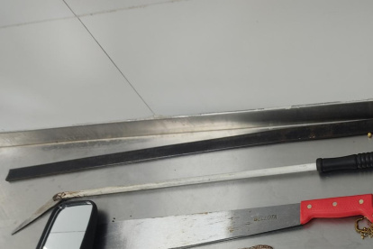 La Policía mostró las armas blancas que llevaba el hombre en un bolso negro.