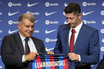 Robert Lewandowski, acompañado por el presidente del FC Barcelona, Joan Laporta, en una foto de archivo durante su presentación.
