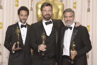 De izda a dcha, el productor estadounidense Grant Heslov, el director Ben Affleck y el productor George Clooney sostienen su Oscar conseguido a la mejor película "Argo", en 2013.