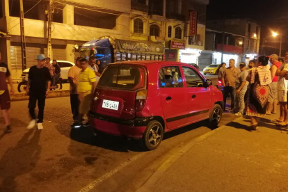Este carro fue baleado en una cancha de voleibol, en la cual un día antes mataron a otra persona