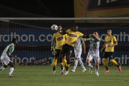 Michael Carcelén, volante de Barcelona, cumplió con la función de arrebatar balones e iniciar jugadas ofensivas ante el Mushuc Runa.