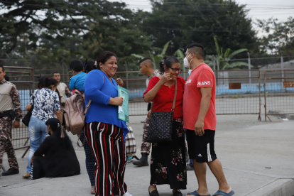Reencuentro. Los allegados de quienes recuperan su libertad protagonizan emotivos encuentros. La familia Chávez no evitó llorar en su primer abrazo fuera de rejas.