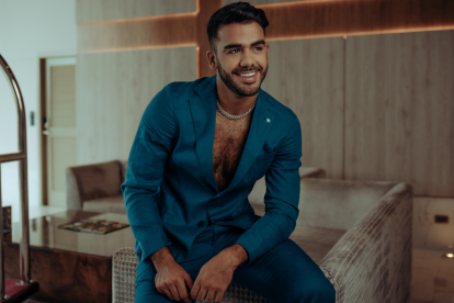 Carlos Adyan tiene 26 años.