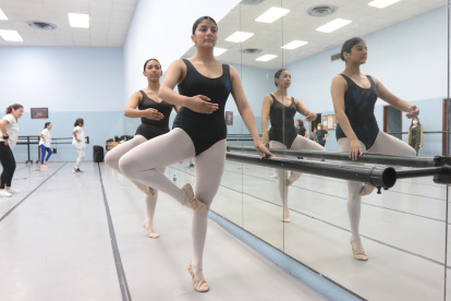 Ballet. Salma Santana y María José Barreiro son parte del programa que promueve la Fundación Sociedad Femenina de Cultura.