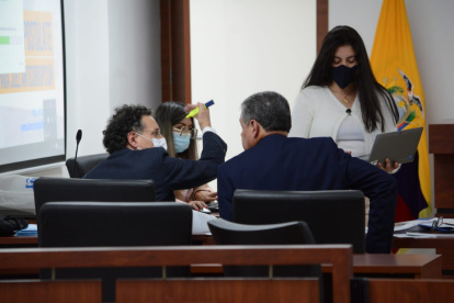 Diligencia. El excontralor Pablo Celi junto a su defensor Marcelo Ron en el Complejo Judicial norte.