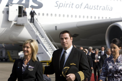 Imagen de archivo del 2008 del actor estadounidense John Travolta (c) y la actriz Olivia Newton-John (i) en Los Angeles, California (EEUU).