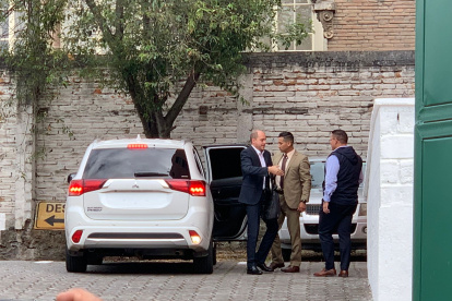 Julio José Prado, ministro de Producción, a su llegada a la Conferencia Episcopal Ecuatoriana en Quito.