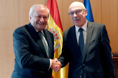 Fotografía de archivo tomada en febrero de 2019, en la que se registró al entonces secretario español de Estado de Asuntos Exteriores, Fernando Valenzuela (i), y el secretario general adjunto de la Oficina de Naciones Unidas Contra el Terrorismo (UNOCT), Vladimir Voronkov (d), en Madrid (España).