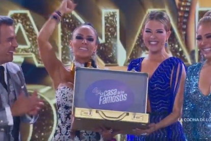 La artista mexicana, tras conocer su triunfo, agradeció al público y a su pequeña hija.