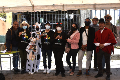 Rector, Vicerrector Académico (John Antón Sánchez), Coordinador Académico (Fernando Yánez), Profesor de Lengua y Cultura (Edizon León), junto a estudiantes del Desafío Comunitario de Lloa.