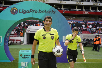 Diego Lara dirigió el juego entre Deportivo Quito y Espoli. Al final del partido fue agredido por hinchas del cuadro chulla.