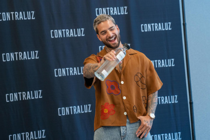 El cantante colombiano presenta su marca propia de mezcal durante una rueda de prensa hoy, en Manhattan, Nueva York (Estados Unidos).