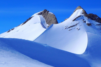Montañas que sobresalen sobre la superficie de la capa de hielo de la Antártida oriental
