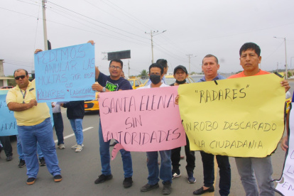 Durante una hora la vía Santa Elena-Guayaquil estuvo cerrada.