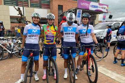 Vivar (segunda desde la izquierda) continúa con el maillot de mejor extranjera entre 138 ciclistas.