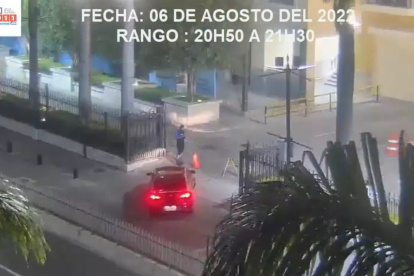 El vídeo municipal muestra el ingreso de tres autos de color rojo, en un rango de tiempo durante la noche del sábado.