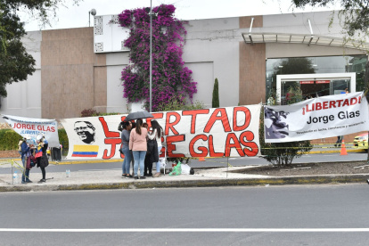 Plantón. Los simpatizantes del exvicepresidente Jorge Glas hicieron guardia en los exteriores de la cárcel 4.