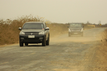 Deterioro. Más de la mitad de la ruta permanece llena de polvo, con baches, grietas y maleza.