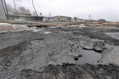 Vista de una parte de los restos de los incendios en la zona industrial del puerto, ayer en Matanzas (Cuba).