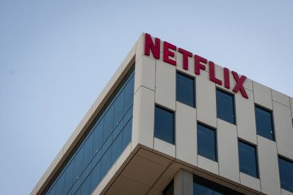 Fotografía de archivo fechada el 18 de octubre de 2019 de el logo de Netflix en uno de los edificios de la compañía en Los Ángeles (EE. UU).